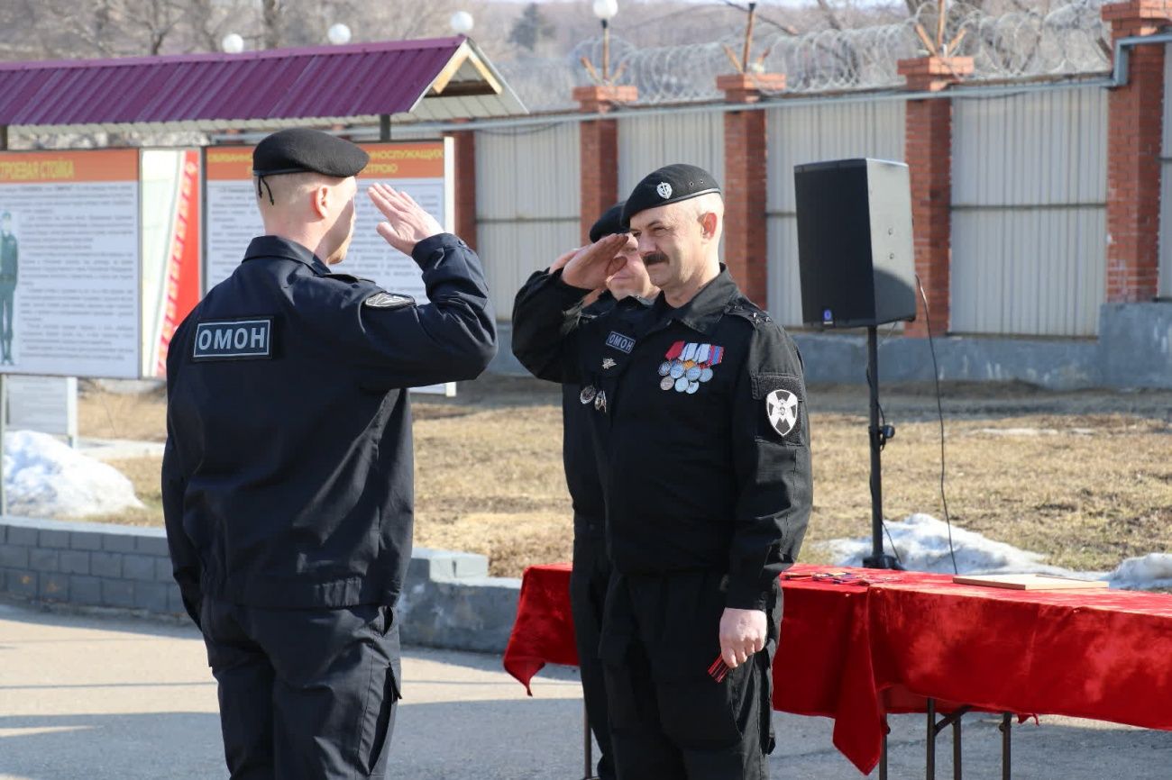 Сотрудников ОМОН поздравили с профессиональным праздником